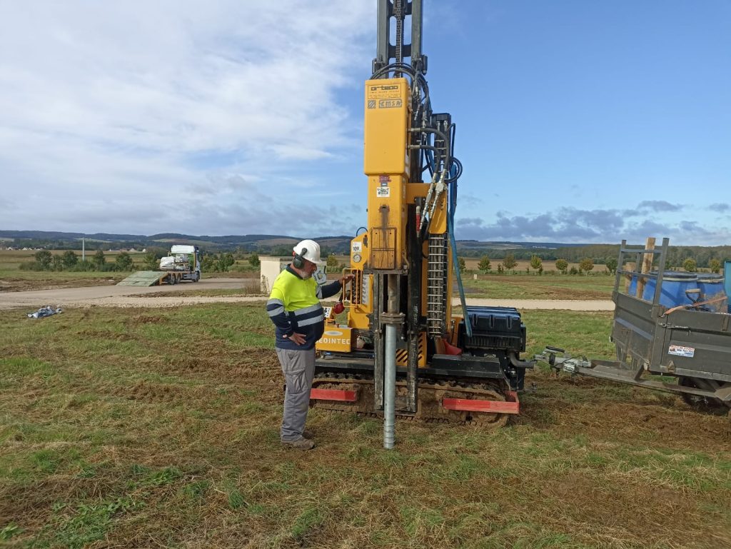 Un operario de GEOINTEC supervisando la instalación de screw piles para pruebas de carga en un proyecto fotovoltaico en Europa