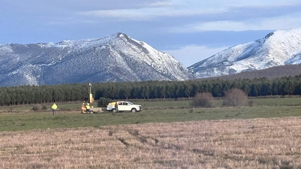 Una de las hincadoras de GEOINTEC asistiendo en las pruebas de carga o pull-out test de screw piles con los Pirineos de Fondo