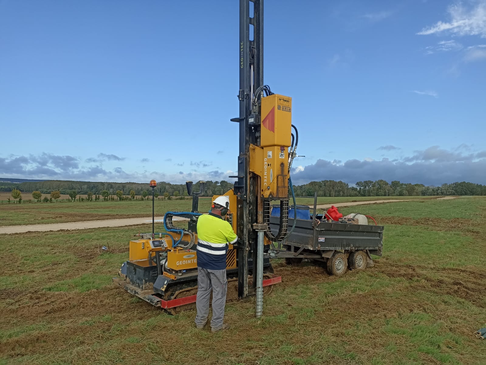 One of GEOINTEC's operators working in the installation of a screw pile for a PV project in Europe.